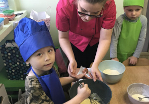 Robienie ciasta przez dzieci