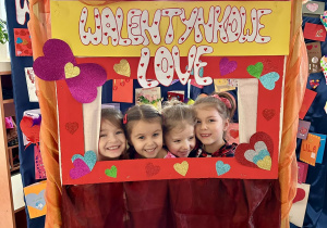 Dzieci pozują do zdjęcia w fotobudce Walentynkowe Love