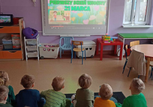 Dzieci oglądają film edukacyjny o pierwszym dniu kalendarzowej wiosny