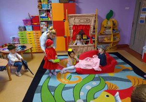 Dzieci odgrywają role w przedstawieniu pt. "Czerwony Kapturek"