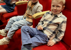 Dzieci w oczekiwaniu na spektakl "Szary Chłopiec"