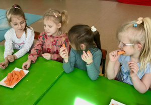 Dziewczynki jedzą marchewkę
