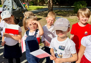 Jagódki przed występem na uroczystym apelu