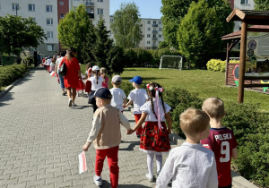 Jagódki idące na spacer z flagami