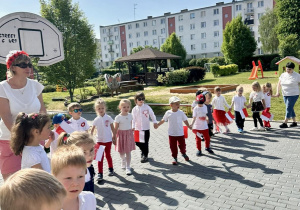 Dzieci w kole śpiewają piosenkę "Jesteśmy Polką i Polakiem"