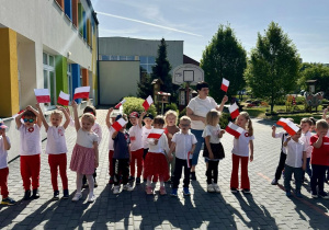 Dzieci z grupy Pszczółek recytują wiersz pt. "Polska"