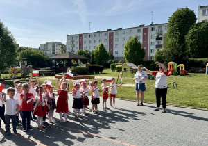 Dzieci z grupy Biedronek śpiewają piosenkę "Wiwat Polska"