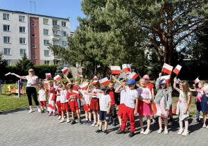 Dzieci z grup: Żabki i Sówki śpiewają piosenkę "Płynie Wisła płynie"