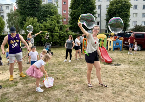 Zabawy z wielkimi bańkami mydlanymi