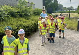 Jagódki w drodze do Straży Pożarnej wraz z p. nauczycielką