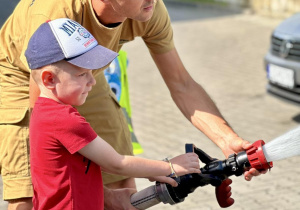 Lanie wody z węża strażackiego