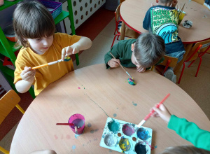 Pszczółki wykonują kolejne zadanie Ogólnopolskiego Programu Edukacyjnego "Zabawa sztuką" tworząc magiczne kamienie