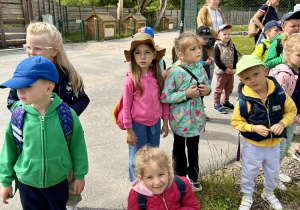 Dzieci słuchają przewodnika na wycieczce