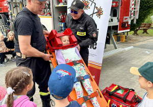 Jagódki pilnie słuchają panów Strażaków