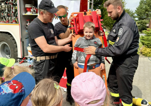 Jagódki pilnie słuchają panów Strażaków