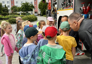 Jagódki pilnie słuchają panów Strażaków