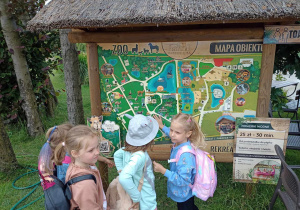 Dziewczynki śledzą mapę Mini Zoo