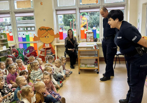 Pogadanka o bezpiecznym poruszaniu się na chodniku i przechodzeniu przez przejście dla pieszych