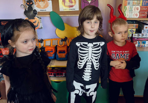 Dzieci wspólnie bawią się na Balu Halloween