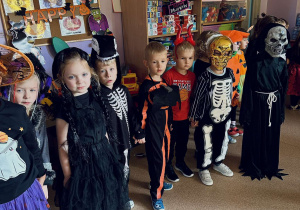 Dzieci wspólnie bawią się na Balu Halloween