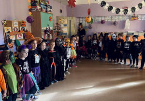 Dzieci wspólnie bawią się na Balu Halloween