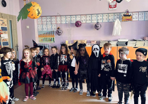 Dzieci wspólnie bawią się na Balu Halloween