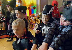 Dzieci wspólnie bawią się na Balu Halloween