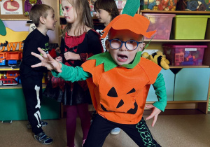 Dzieci wspólnie bawią się na Balu Halloween