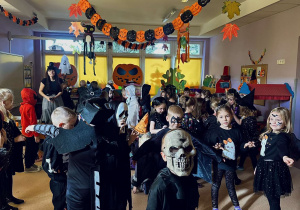 Dzieci wspólnie bawią się na Balu Halloween