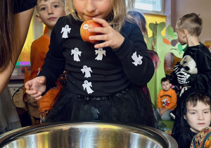 Dzieci wspólnie bawią się na Balu Halloween