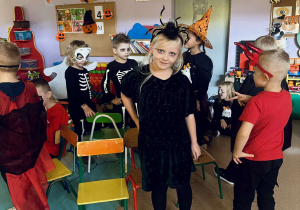 Dzieci wspólnie bawią się na Balu Halloween