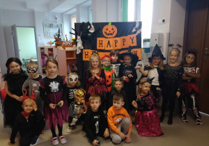 Dzieci z grupy Pszczółek pozują w przebraniach Halloween do zdjecia