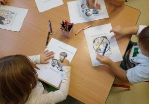 Dzieci kolorują obrazki - prawa dzieci