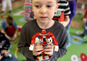 Dzieci pokazują swoje Lego