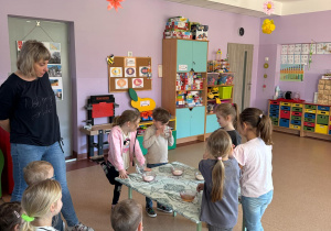 Chłopiec sprawdza (pijąc wodę ze szklanki) czy cukier dobrze rozpuścił się w wodzie