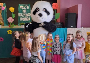Dzieci witają się w przerwie konkursu z Misiem Pandą