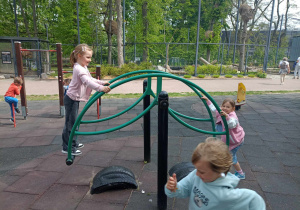 Dzieci bawią się na placu zabaw przy Orientarium