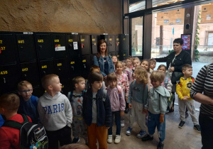 Dzieci wraz z wychowawczyniami czekają za przewodnikiem, aby móc wspólnie zwiedzić Orientarium