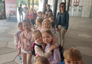 Dzieci czekają przed kasami za biletami wstępu do Orientarium
