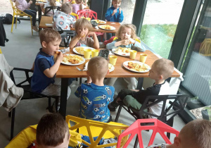 Dzieci jedzą obiad na terenie Zoo w Łodzi